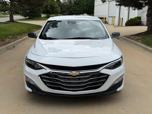 Summit White 2023 Chevrolet Malibu FWD 1LT