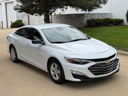 Summit White 2023 Chevrolet Malibu FWD 1LT