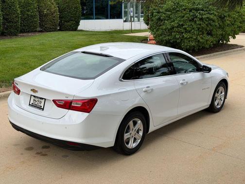 Summit White 2023 Chevrolet Malibu FWD 1LT