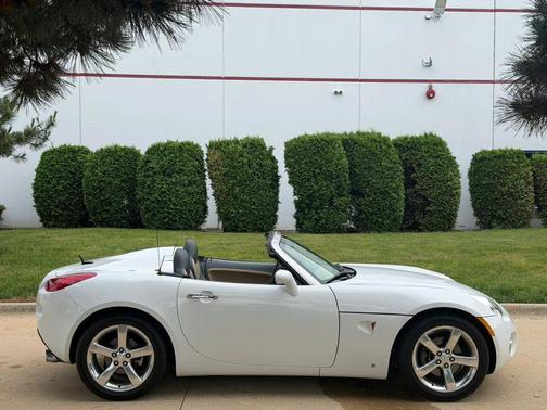 Pure (Summit White) 2007 Pontiac Solstice Convertible 2D