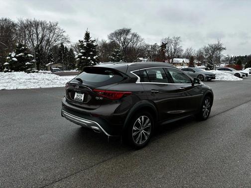 2017 INFINITI QX30 Premium