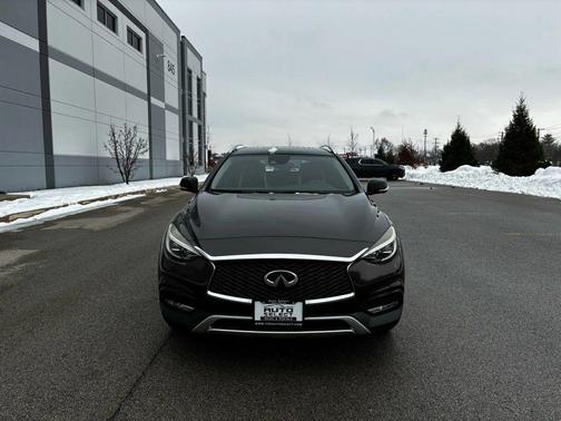 2017 INFINITI QX30 Premium