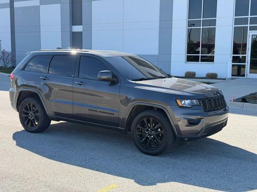 Granite Crystal Metallic Clearcoat 2018 Jeep Grand Cherokee Altitude