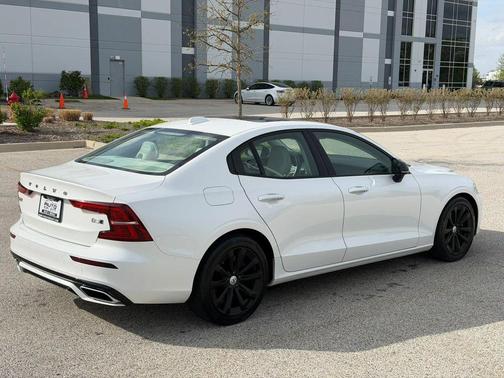 Crystal White Metallic 2022 Volvo S60 T5 Momentum