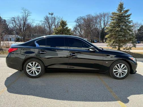 2015 INFINITI Q50 Base