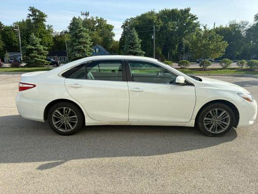 White 2017 Toyota Camry SE