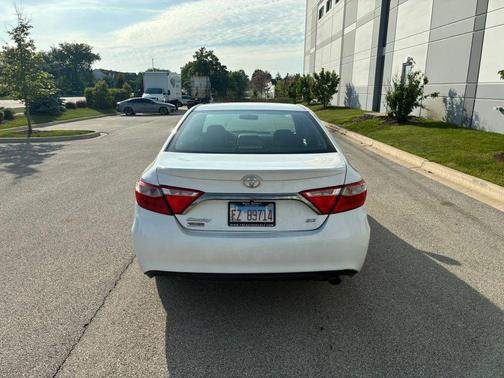 White 2017 Toyota Camry SE