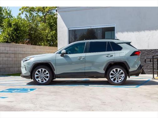 2022 Toyota RAV4 XLE Premium