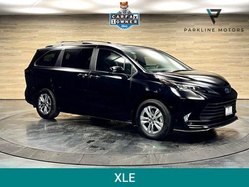 Midnight Black Metallic 2025 Toyota Sienna XLE