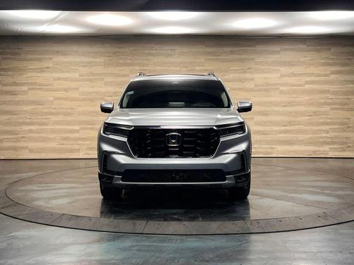 Lunar Silver Metallic 2025 Honda Pilot Elite