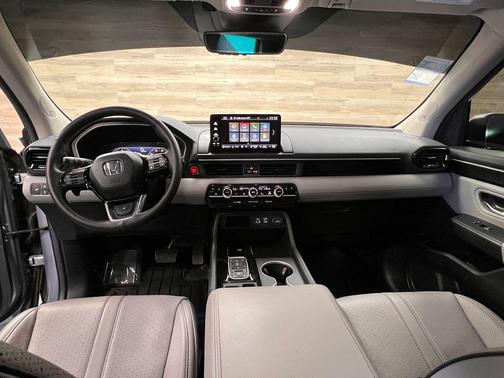 Lunar Silver Metallic 2025 Honda Pilot Elite