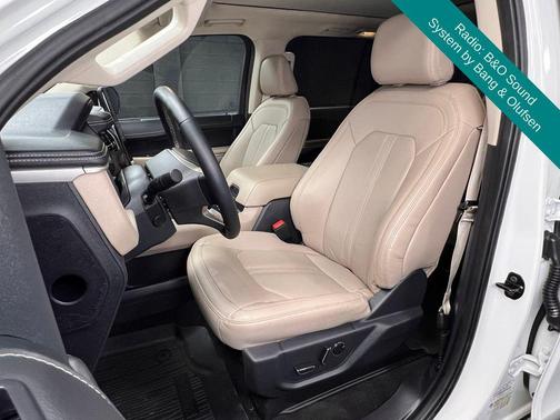Star White Metallic Tri-Coat 2024 Ford Expedition Limited