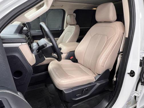 Star White Metallic Tri-Coat 2024 Ford Expedition Limited