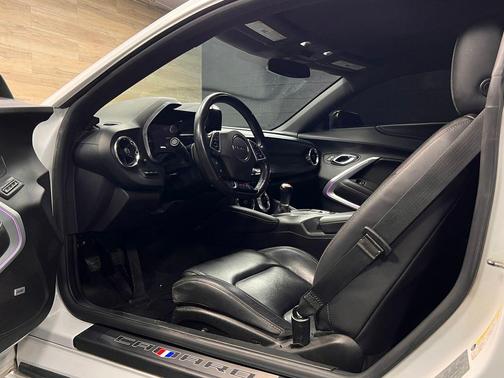Summit White 2018 Chevrolet Camaro 2SS