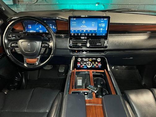 Silver Radiance Metallic Clearcoat 2023 Lincoln Navigator Reserve