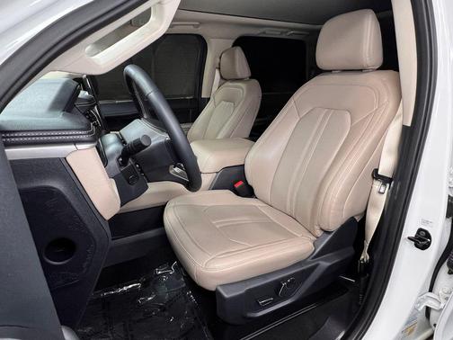 Star White Metallic Tri-Coat 2024 Ford Expedition Limited
