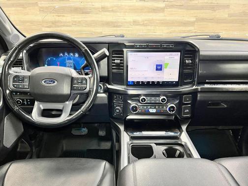 Oxford White 2023 Ford F-250 Lariat