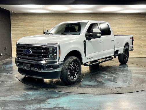Oxford White 2023 Ford F-250 Lariat