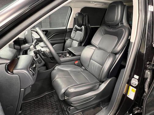 Infinite Black Metallic Clearcoat 2025 Lincoln Aviator Reserve AWD