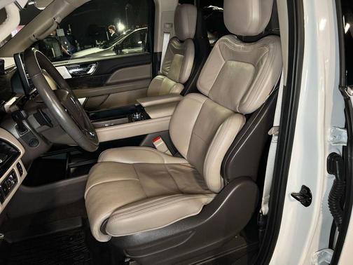 Pristine White Metallic Tri-Coat 2024 Lincoln Navigator Reserve