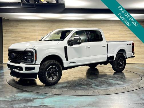 Oxford White 2023 Ford F-250 Lariat