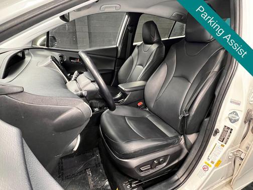 Blizzard Pearl 2019 Toyota Prius XLE
