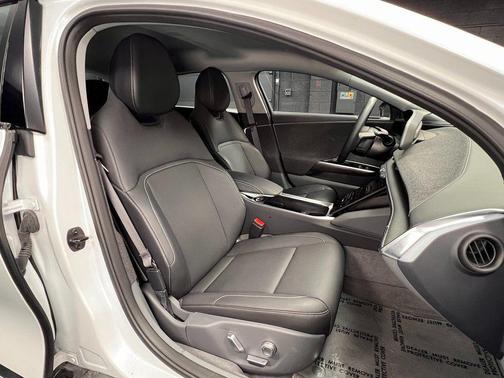 Stellar White Metallic 2025 Lucid Air Touring