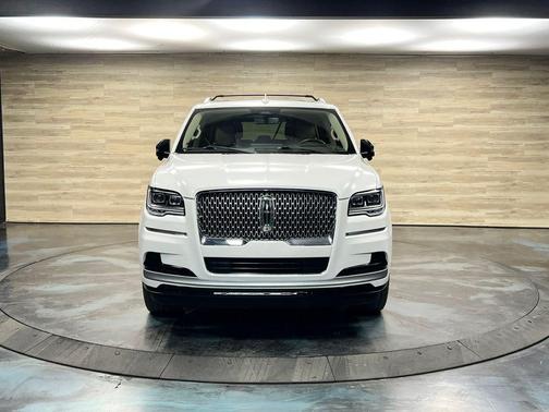 Pristine White Metallic Tri-Coat 2023 Lincoln Navigator Reserve