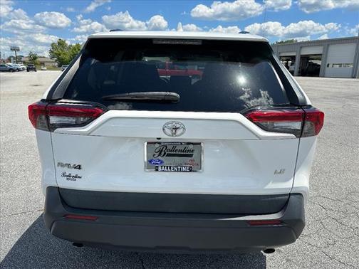 Super White (040) 2019 Toyota RAV4 LE