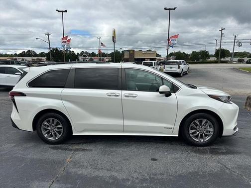 2021 Toyota Sienna XLE 8 Passenger