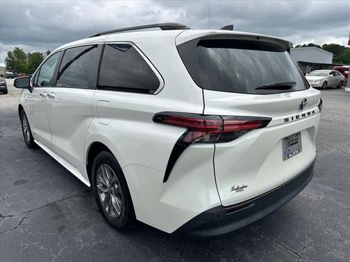 2021 Toyota Sienna XLE 8 Passenger