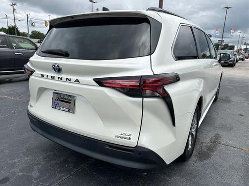 2021 Toyota Sienna XLE 8 Passenger