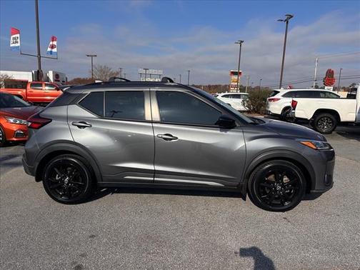 2022 Nissan Kicks SR