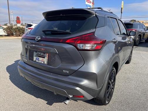 2022 Nissan Kicks SR