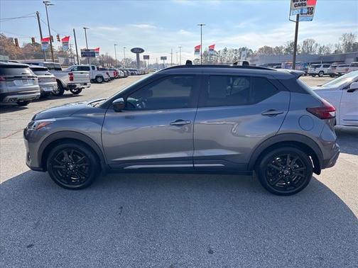 2022 Nissan Kicks SR