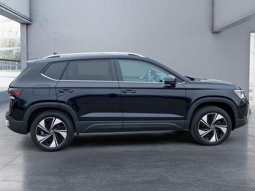 Deep Black 2025 Volkswagen Taos 1.5T SE