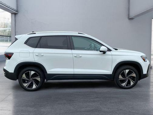 Pure White 2025 Volkswagen Taos 1.5T SE