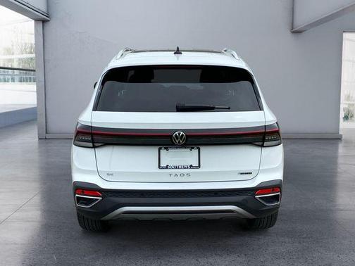 Pure White 2025 Volkswagen Taos 1.5T SE