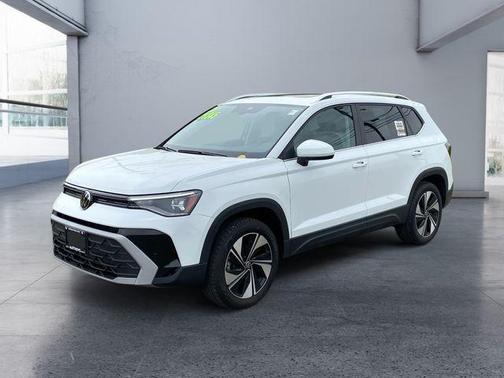 Pure White 2025 Volkswagen Taos 1.5T SE
