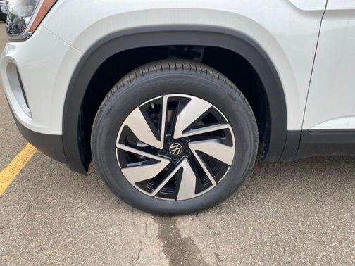 White 2026 Volkswagen Atlas 2.0T SE w/Technology 4MOTION