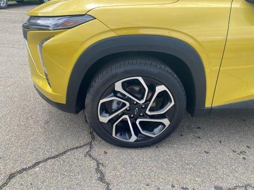 Nitro Yellow Metallic 2025 Chevrolet Trax FWD 2RS