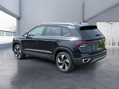 Deep Black Pearl 2026 Volkswagen Taos SE