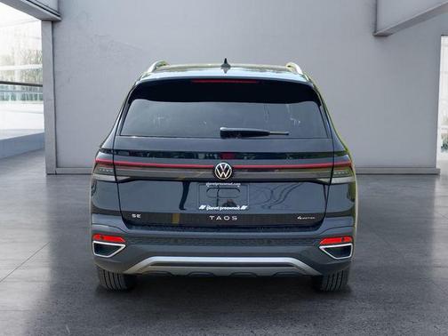 Deep Black Pearl 2026 Volkswagen Taos SE