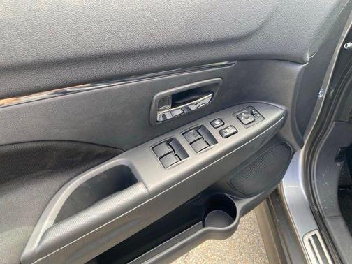 Mercury Gray Metallic 2026 Mitsubishi Outlander Sport 2.0 ES