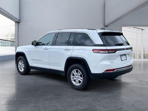 Bright White Clearcoat 2023 Jeep Grand Cherokee Laredo