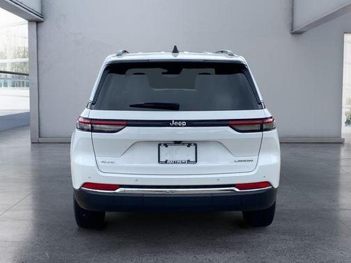 Bright White Clearcoat 2023 Jeep Grand Cherokee Laredo