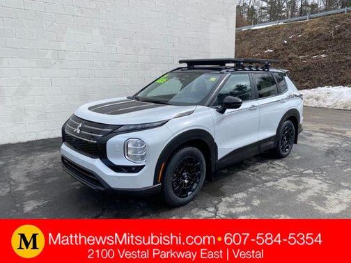 White Diamond/Black Roof 2026 Mitsubishi Outlander Trail Edition 2.5 S-AWC