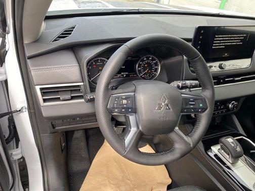 White Diamond/Black Roof 2026 Mitsubishi Outlander Trail Edition 2.5 S-AWC
