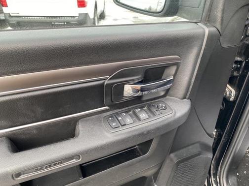 2024 RAM 1500 Classic Warlock Crew Cab 4x4 5'7' Box