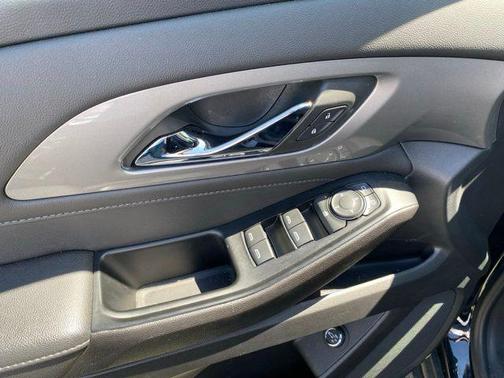 Mosaic Black Metallic 2023 Chevrolet Traverse LT Cloth